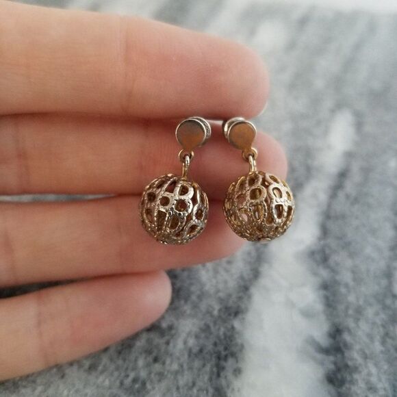 Vintage Filigree Orb Post Earrings, Small Drops, Silver Tone Estate - Picture 4 of 4